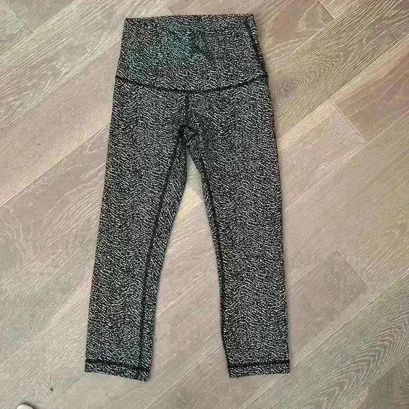 Lululemon Black & White Cropped Leggings - Picture 5 of 7